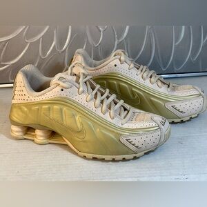 Nike Shox R4 Guava Gold woman’s size 8 sneakers excellent condition